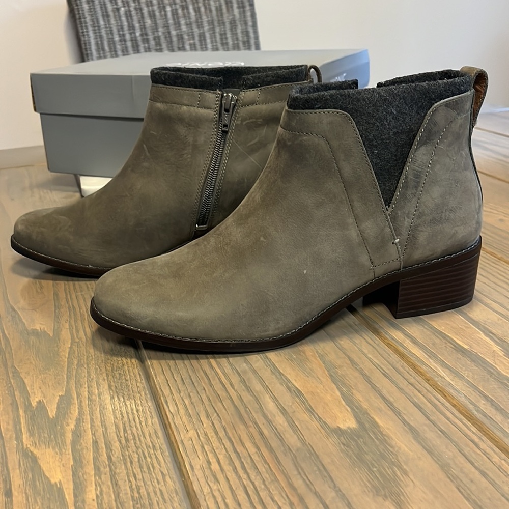 NIB Vionic Hope Joslyn Heeled Ankle Boot in Charcoal